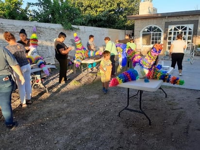 Mediante un curso de elaboración de piñatas se brindan las herramientas que genera el autoempleo. (EL SIGLO DE TORREÓN)