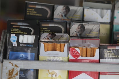 Con el argumento de desalentar el consumo de cigarros, refrescos y otras bebidas que causan problemas de salud, el gobierno federal propuso al Congreso subir los impuestos a estos productos a partir del siguiente año. (ARCHIVO)