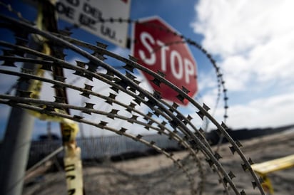 La implementación de la 'Operación Guardián' en Estados Unidos hace 25 años marcó el inicio de la militarización de la frontera con México y del proyecto del muro por toda la línea divisoria, y no son pocos los que la responsabilizan de un legado de más de 7,000 inmigrantes muertos. (ARCHIVO)