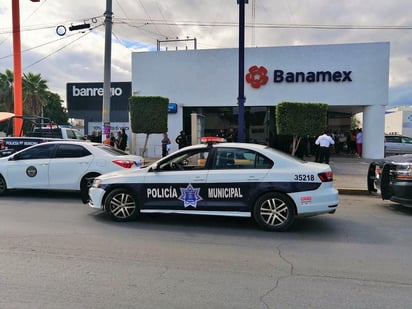 Tras el atraco, fue el personal de la sucursal el que activó el botón de pánico, activándose así el código rojo. (EL SIGLO DE TORREÓN)