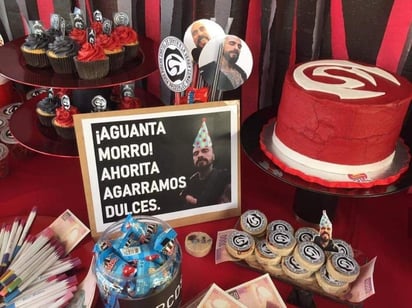 En el festejo de Pablo hubo dulces, pasteles, piñatas y decoraciones con la cara del cantante y símbolos representativos. Incluso dulceros con la imagen de Babo y dulces que parecían cigarros y billetes de juguete; además portaban letreros en los que mencionaban '¡Aguanta morro! Ahorita agarramos dulces'. (ESPECIAL)
