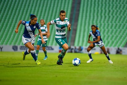 La delantera de Santos Laguna, Isela Ojeda, no tuvo ocasiones claras de gol, en el empate a cero entre las Guerreras y el Puebla, en el Estadio Corona. . (Fotografías de Ernesto Ramírez)