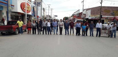 Los manifestantes cerraron la calle por alrededor de dos horas; exigían que acudiera el alcalde, pero no fue así. (EL SIGLO DE TORREÓN/MARY VÁZQUEZ)