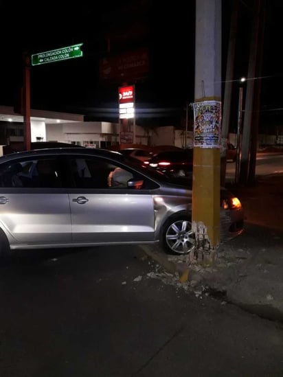 Ebrio choca contra un poste de la calzada Colón, de Torreón, resultó ileso y fue detenido por los Peritos. (ARCHIVO)