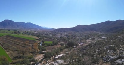 Un brote de aguas negras, olores putrefactos, fauna nociva, además de hierba crecida, mantiene inconformes a los habitantes de la localidad de Sapioriz del municipio de Lerdo. (ESPECIAL)