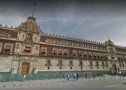 Alista puertas de metal con cristal blindado que serán instaladas previó a la marcha por el 51 aniversario de la represión al movimiento estudiantil de 1968 en la Plaza de las Tres Culturas en Tlatelolco. (ESPECIAL)