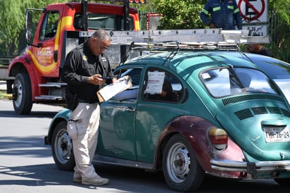 Parejo. Personal de la Administración General de Recaudación en Coahuila, en compañía de agentes de la Policía estatal, reanudaron los operativos contra vehículos con placas vencidas en varios municipios de la entidad, incluyendo algunos cruces centrales de Torreón. (FERNANDO COMPEÁN)