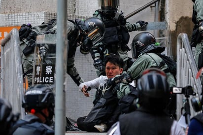 Fue a través de un video que un manifestante se quejó de dolencias. (EFE)