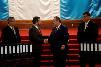 Jimmy Morales (izq) y Alejandro Giammattei participaron en la inauguración de este encuentro. (EFE)