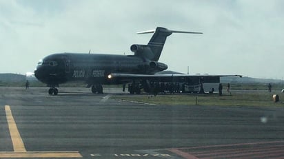 Fue durante una hora que el área de la pista permaneció resguardada, mientras los internos abordaban el avión para después despegar de inmediato.