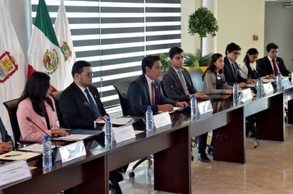 Durante la sesión del cabildo juvenil, la estudiante contribuyó en las propuestas de crear un Instituto para la Inclusión Urbana. (EL SIGLO DE TORREÓN)