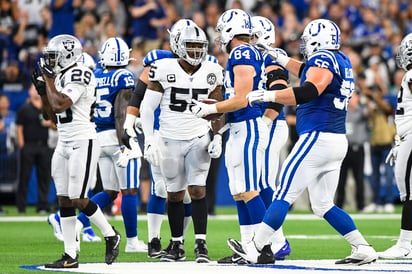 Vontaze Burfict (55) habla con Jack Doyle (84) tras golpe casco contra casco durante el juego del domingo pasado. (AP)