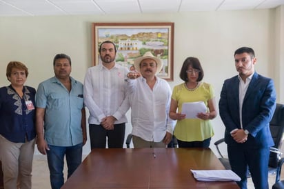 Ante los miembros del Cabildo, el funcionario estatal reiteró el respeto a la autonomía municipal y dejó en claro que esta decisión reafirma la voluntad popular que en las elecciones pasadas se tomó en las urnas, en las que Ramiro Iturbe quedó como suplente de Miranda Gallegos. (TWITTER)