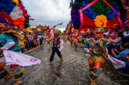 La vistosa y tradicional Guelaguetza es uno de los elementos más importantes en la cultura oaxaqueña. (ARCHIVO) 