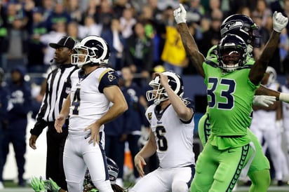 El pateador Greg Zuerlein (4) falló un intento de gol de campo de 44 yardas a 11 segundos del final. (AP)