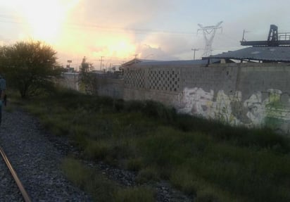 
Tras un recorrido por la zona, se logró ubicar el cadáver de una mujer a 10 metros de las vías del tren. (EL SIGLO DE TORREÓN)