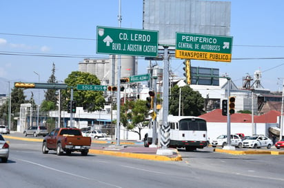 Se trata del principal acceso a la ciudad, por el que diariamente pasan unos 100 mil vehículos y sin embargo, carece de los señalamientos adecuados y las condiciones necesarias para que automovilistas, ciclistas y peatones, transiten con seguridad. (EL SIGLO DE TORREÓN)