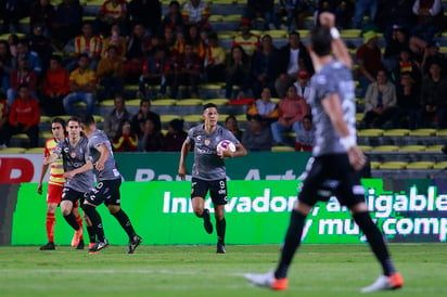 El delantero argentino Mauro Quiroga (c) se despachó con un doblete ante los purépechas para darle el triunfo a su equipo. (JAM MEDIA) 