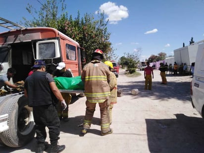 Bomberos de Bermejillo y Protección Civil de Gómez Palacio acudieron al lugar. (EL SIGLO DE TORREÓN)