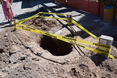 Aunque hacen excavaciones, no pueden retirar el tapón en el drenaje porque está a una distancia mayor.