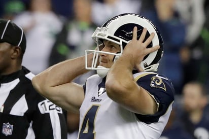 Greg Zuerlein se lamenta tras fallar el gol de campo que le pudo dar la victoria a los Carneros, el jueves ante Halcones Marinos. (AP)