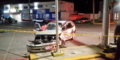 El cadáver de la jovencita quedó en el asiento del copiloto, mientras que su madre fue trasladada a la clínica número 16 del IMSS, a donde ingresó con un estado de salud grave.