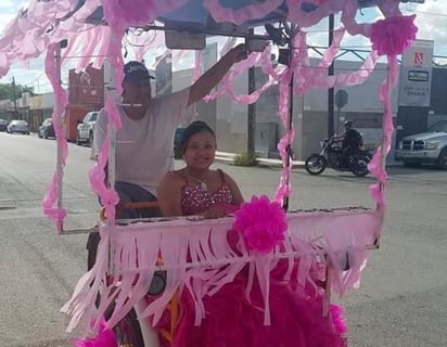 El hombre decoró su triciclo en honor a la quinceañera para llevarla de paseo por la ciudad. 