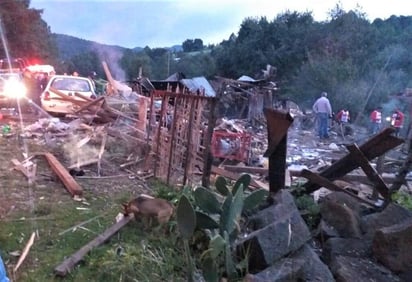 En la vivienda construida de madera y cartón se almacenaba y se vendía clandestinamente material pirotécnico. (ESPECIAL)