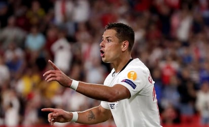 Javier Hernández anotó en el partido pasado del Sevilla en Europa League. (ARCHIVO)