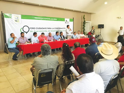 Los foros ciudadanos se realizaron ayer en el lobby del teatro Centauro del municipio de Lerdo. (EL SIGLO DE TORREÓN)