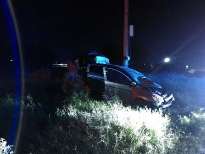 Conductor choca contra poste y abandona el auto a la orilla del camino. (EL SIGLO DE TORREÓN)