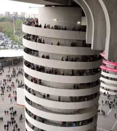 Fotógrafo capta una ilusión óptica en las escaleras de un estadio de futbol