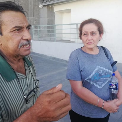 Hoy Gabriela se enteró de que todo comenzó porque su hijo intentó tomar una bandera del Santos Laguna para festejar y se originó todo el problema con los guardias. (EL SIGLO DE TORREÓN)