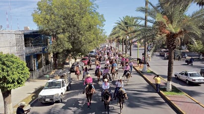 Cabalgan para hacer conciencia sobre la detección oportunda del cáncer de mama. (CORTESÍA)