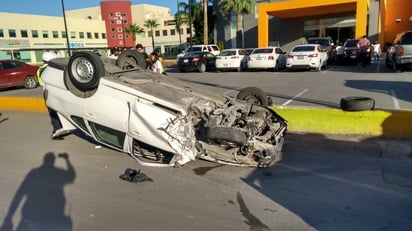 Joven dormita al volante y sufre volcadura en el bulevar Independencia de Torreón. (EL SIGLO DE TORREÓN)