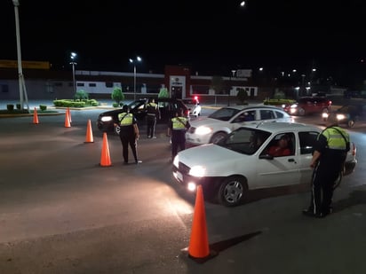 Agentes viales montaron un operativo durante el fin de semana en la ciudad de Gómez Palacio. (EL SIGLO DE TORREÓN)