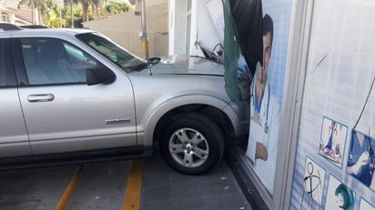 El aparatoso accidente dejó cuantiosos daños materiales tanto en la unidad como en el negocio. (EL SIGLO DE TORREÓN)