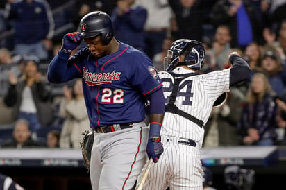 Miguel Sanó (22) de los Mellizos, tras poncharse en la parte baja del primer inning en el primer juego ante los Yanquis de Nueva York. (AP)