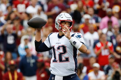 Tom Brady superó a Brett Favre en el tercer puesto de yardas por aire. (AP)