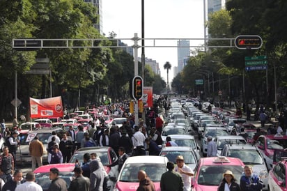 El Movimiento Nacional Taxista (MNT) mantiene diversas movilizaciones que se dirigen hacia el Ángel de la Independencia, lo que ha colapsado Paseo de la Reforma y otras vialidades en la Ciudad de México y en el Estado de México. (EFE)