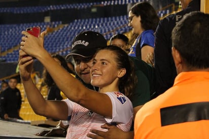 Un pseudoaficionado de Tigres le tocó un seno a Sofía Huerta del equipo de Houston Dash.