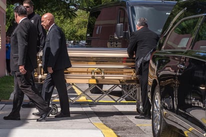 El cuerpo de José José será cremado en cualquier momento para que la mitad de sus restos puedan viajar a la Ciudad de México. (CAPTURA) 