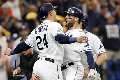 Kevin Kiermaier festeja con el venezolano Avisaíl García, su compañero en los Rays de Tampa Bay, luego de conectar un jonrón de tres carreras ante los Astros de Houston. (AP)