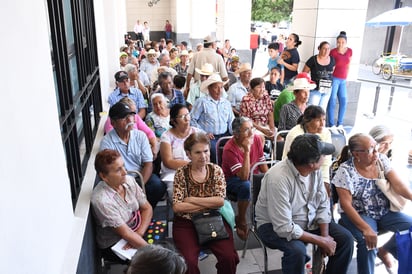 El nuevo calendario diseñado para facilitar el pago de pensiones a adultos mayores sigue generando largas filas. (FERNANDO COMPEÁN)