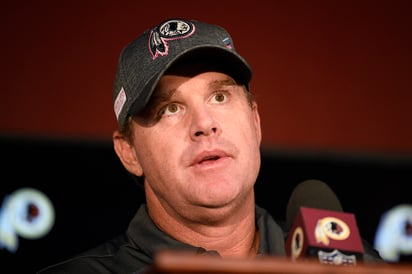 Jay Gruden fue cesado como entrenador en jefe de los Pieles Rojas, luego de iniciar 0-5 esta temporada. (AP) 