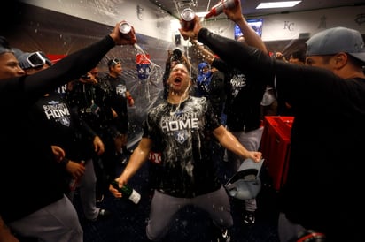 Celebran los jugadores de Yanquis en el clubhouse tras derrotar ayer 5-1 a los Mellizos de Minnesota. (AP)