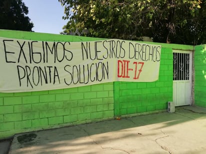  “Son escuelas que han estado abandonadas por el gobierno del Estado a pesar de que atendemos entre 1,200 y 1,400 estudiantes entre las tres preparatorias. Hay maestros que no reciben sueldo y otros a los que les pagan menos horas de las que trabajan”, informó un docente. (EL SIGLO DE TORREÓN)