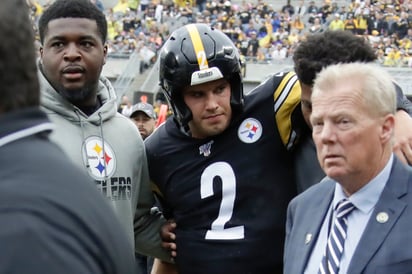 El mariscal de campo Mason Rudolph salió conmocionado del partido del domingo ante los Cuervos de Baltimore. (AP) 