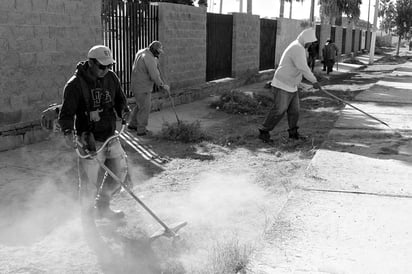 Personal de Servicios Públicos y Deportes realizaron el deshierbe. (EL SIGLO DE TORREÓN / BETRIZ A. SILVA)