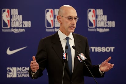 El comisionado de la NBA Adam Silver durante una rueda de prensa en Tokio, Japón. (AP)